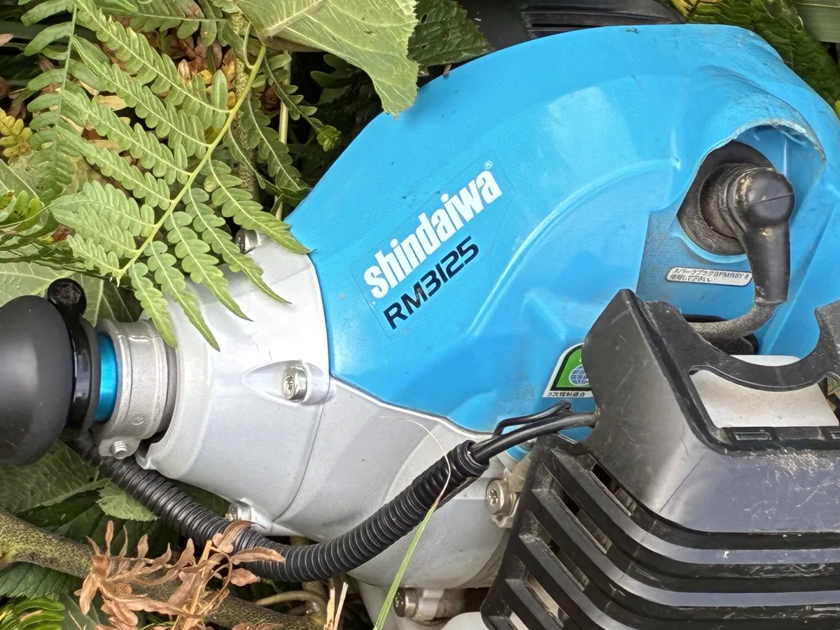 筆者が現場で使っている刈払機(shindaiwa RM3125)本体